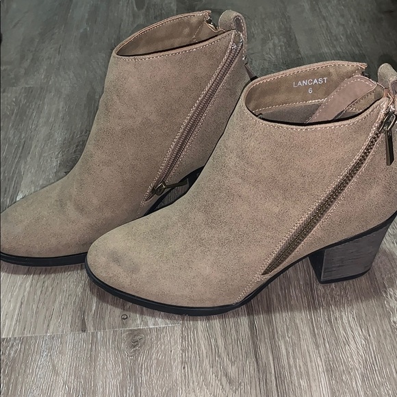 Ankle booties with zippers like new, tan size 6 - Picture 1 of 3